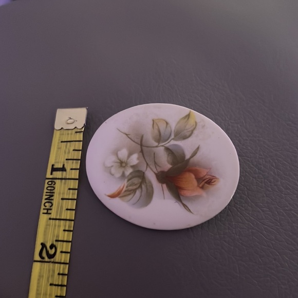 Vintage Hand Painted Porcelain White Orange Green Floral Scene Brooch Japan - Picture 10 of 10